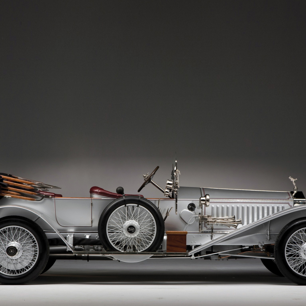 Стильный серебристый ретро автомобиль Rolls Royce, 1915 года