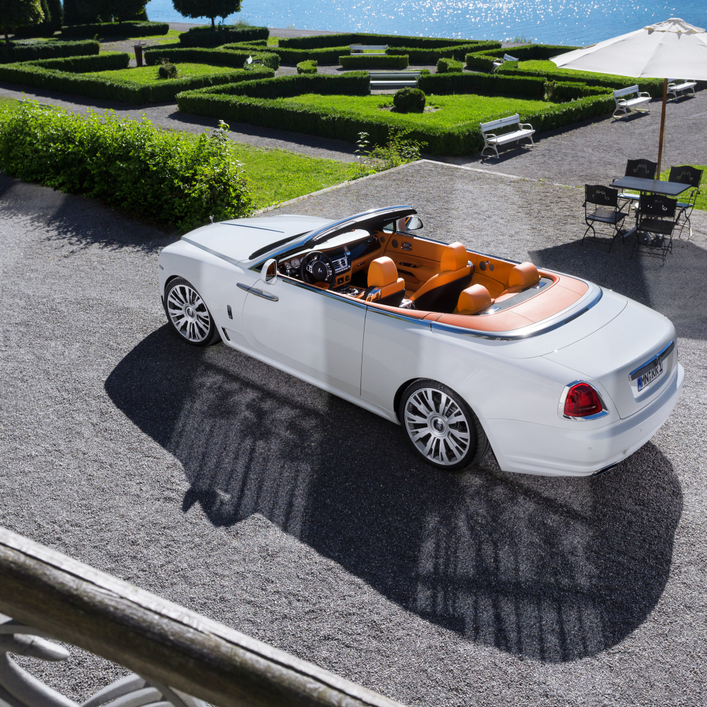 Белый автомобиль Rolls-Royce Dawn вид сверху