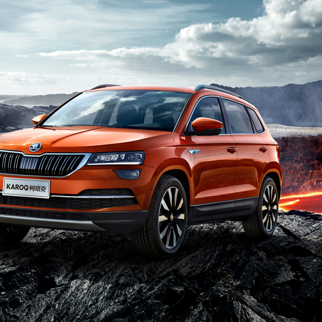 Оранжевый внедорожник Skoda Karoq, 2017 у вулкана