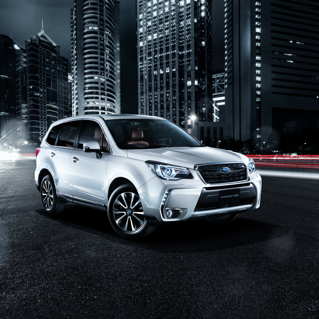 Внедорожник Subaru Forester, 2018 в ночном городе