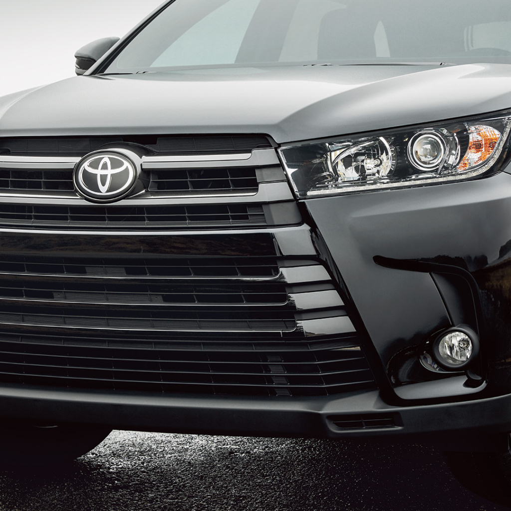 Черная Toyota Highlander 2017 года вид спереди 
