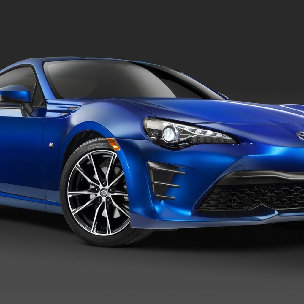 Синяя Toyota GT86 2017 года 