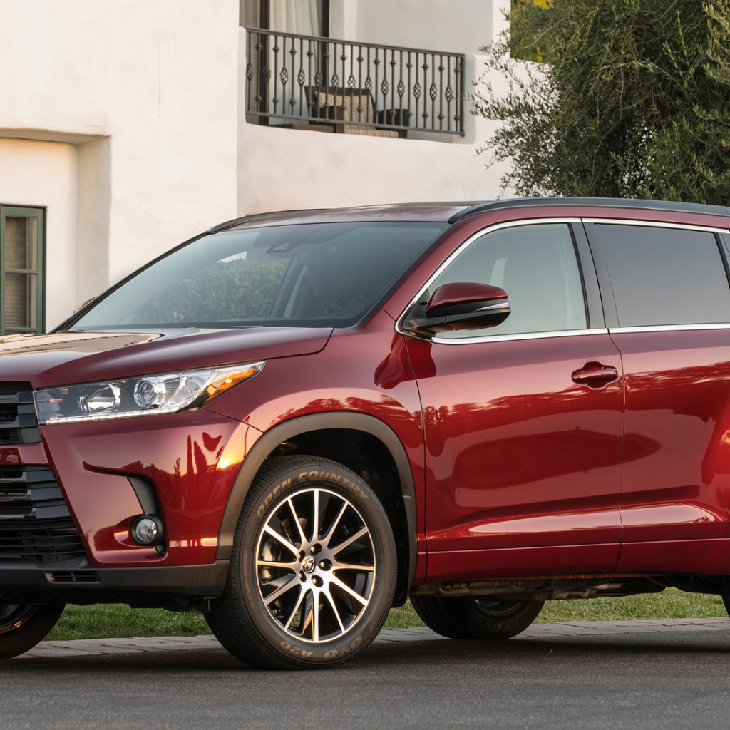Красная Toyota Highlander 2017 года 