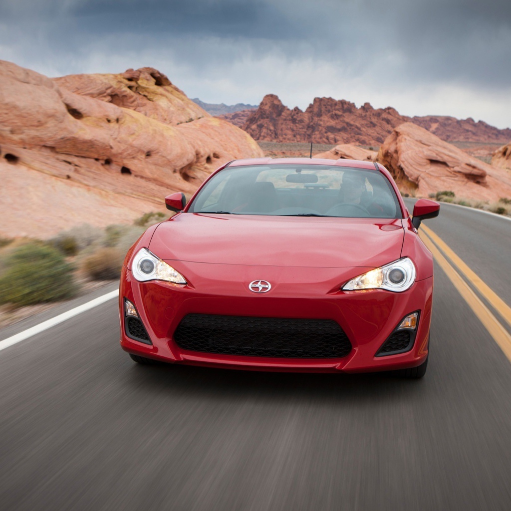 Красный автомобиль Toyota GT86 на трассе 