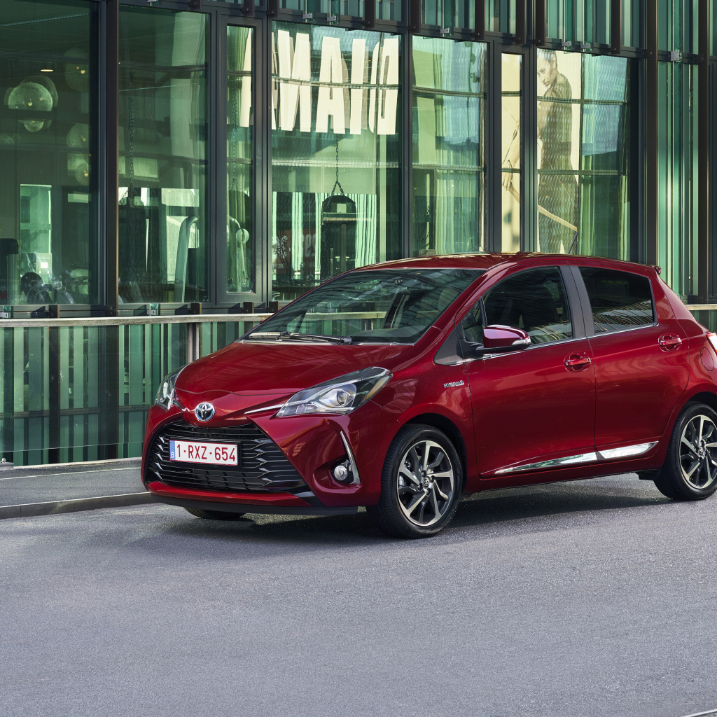 Красный автомобиль Toyota Yaris Hybrid, 2017 