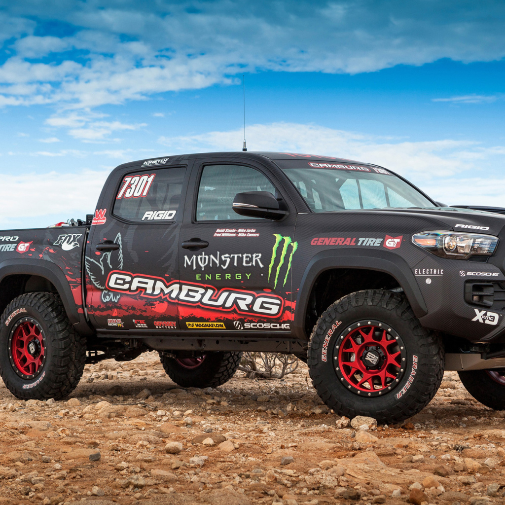 Автомобиль пикап Toyota Tacoma на фоне голубого неба