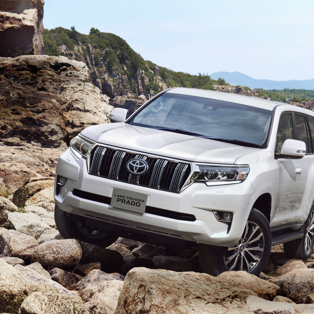 Белый автомобиль внедорожник Toyota Land Cruiser Prado, 2017