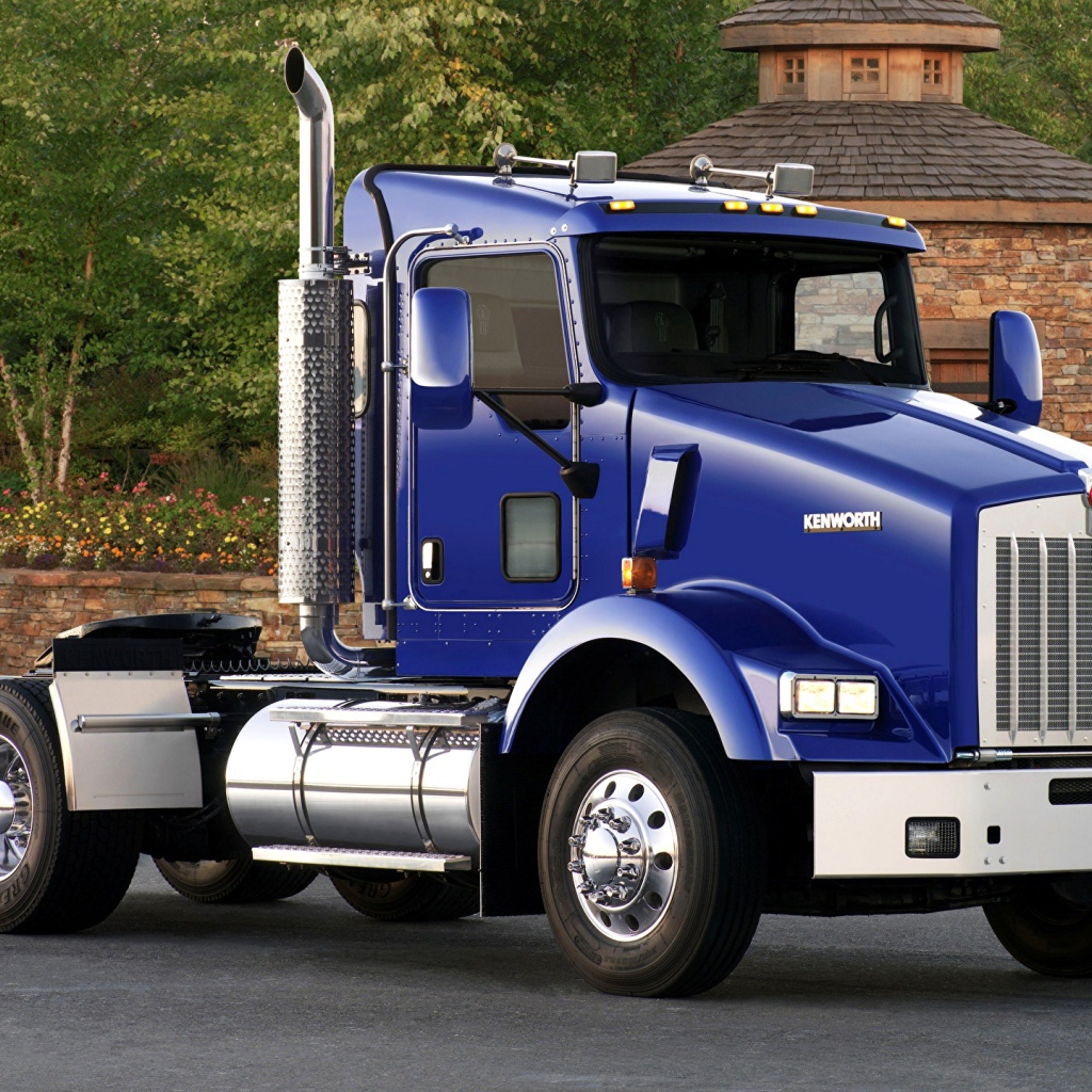 Большой синий грузовик  Kenworth