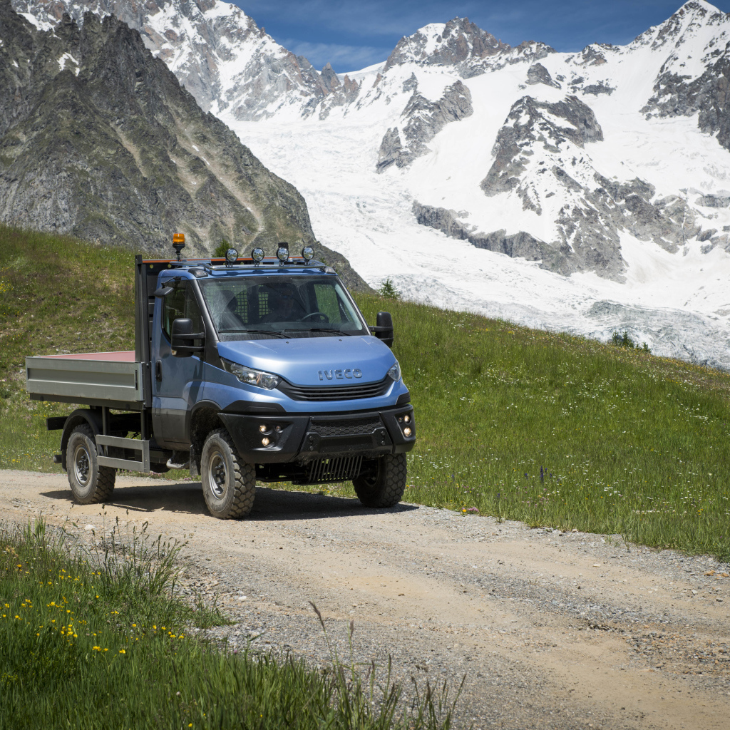 Синий грузовик IVECO Daily 55 4x4 Chassis Cab на фоне гор