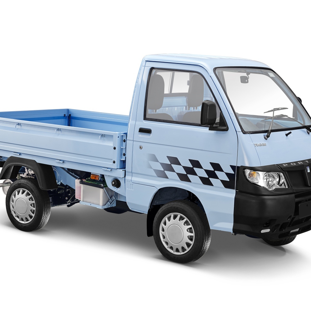 Голубой грузовик Piaggio Porter 700 на белом фоне