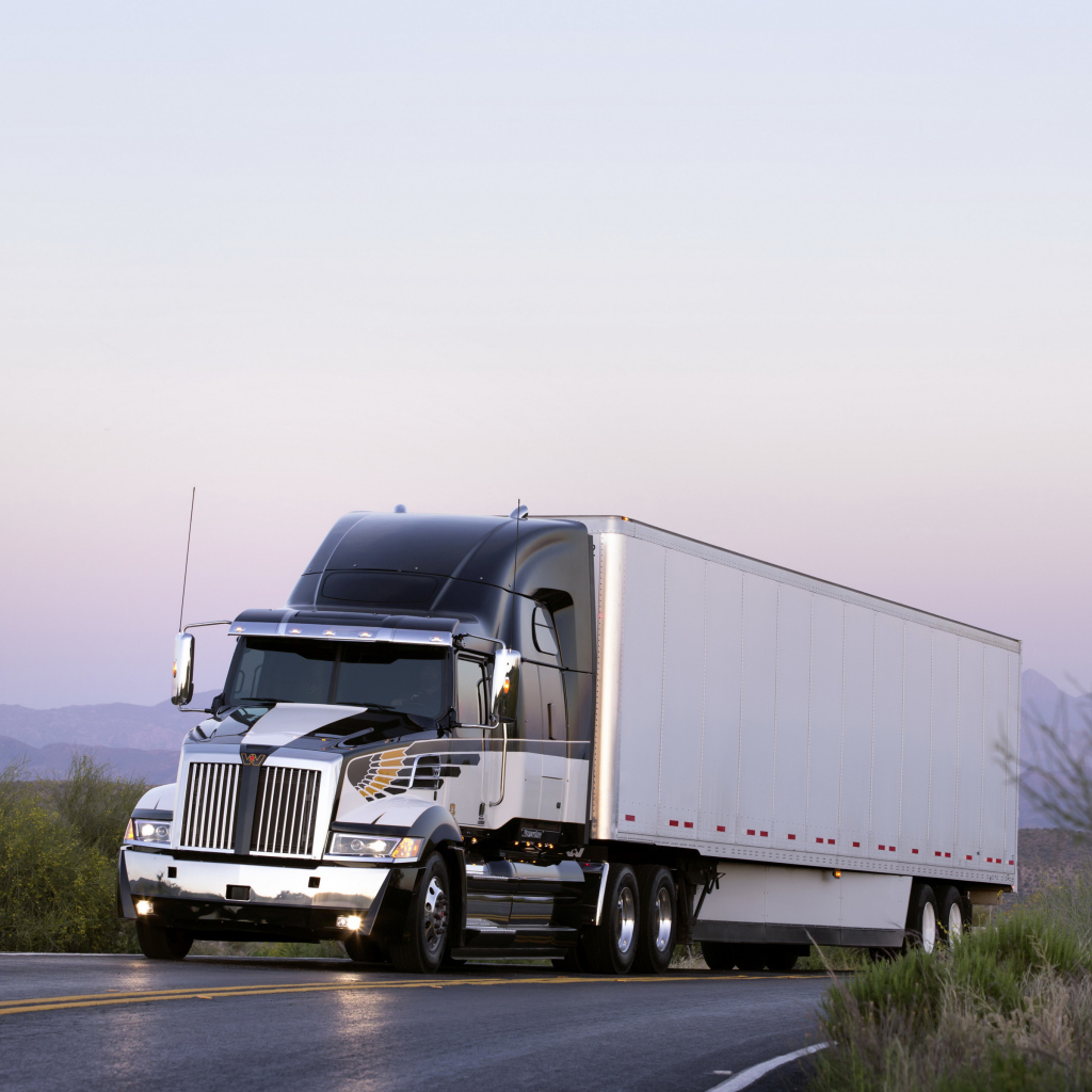 Грузовик Western Star 5700XE на трассе