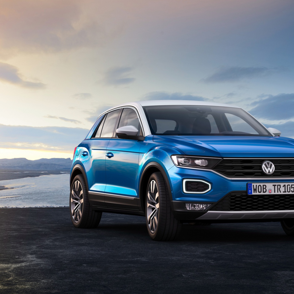 Синий внедорожник Volkswagen T Roc, 2017 на фоне неба