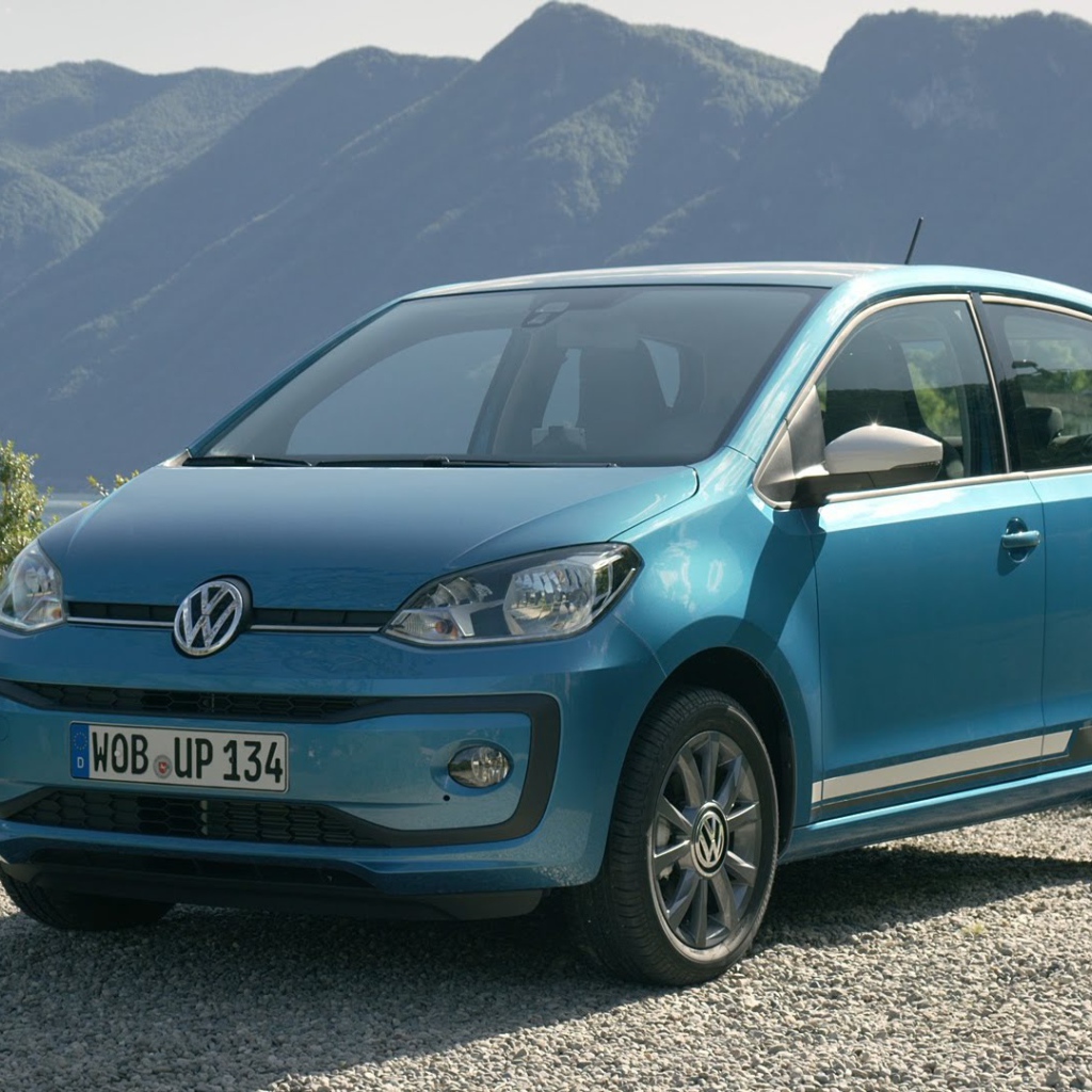Синий Volkswagen Up 2017 года на фоне гор 