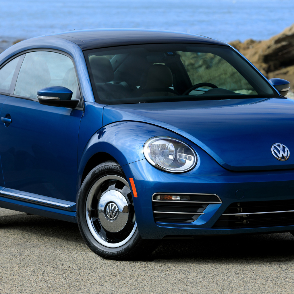 Синий автомобиль купе Volkswagen Beetle Turbo, 2018