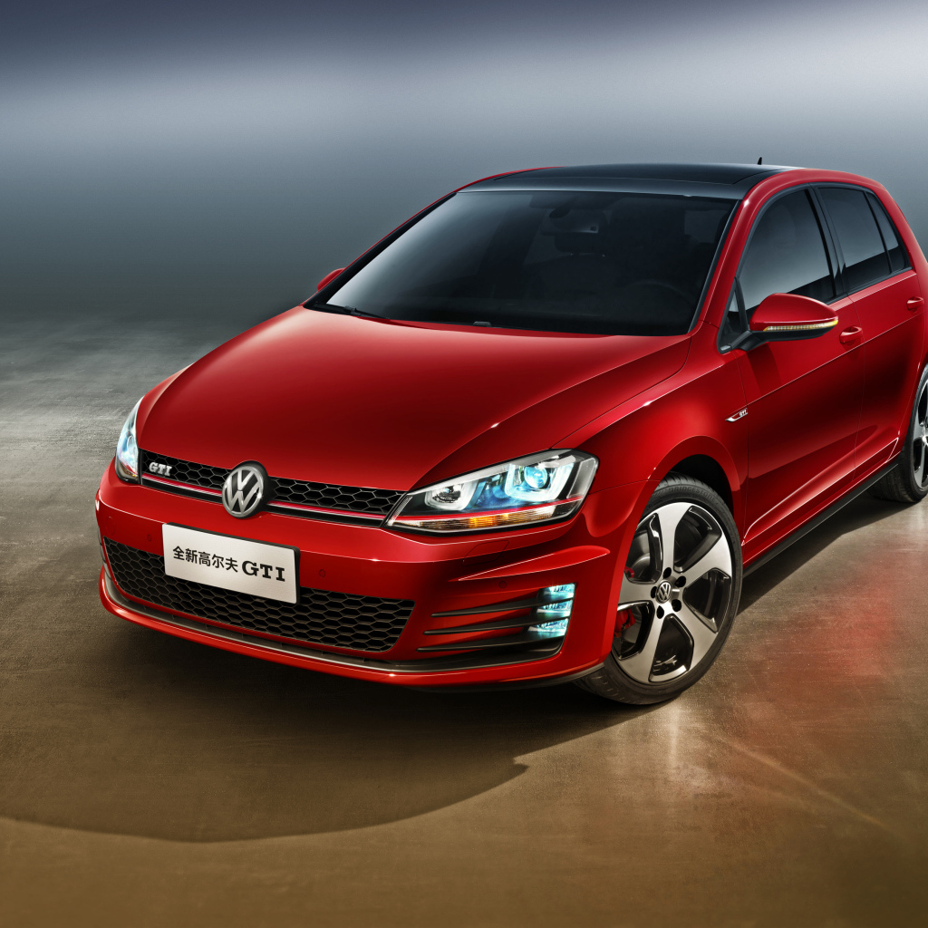 Автомобиль Volkswagen Golf GTI красного цвета 
