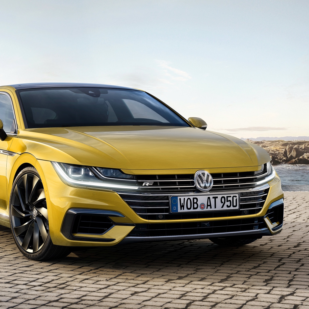 Золотистый автомобиль  Volkswagen Arteon R-Line 
