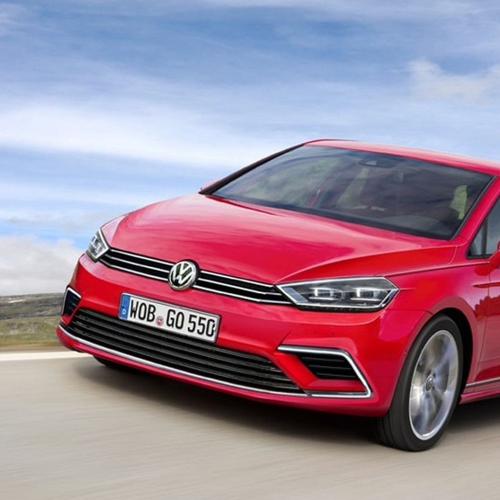 Красный Volkswagen Golf модель 2017 года 