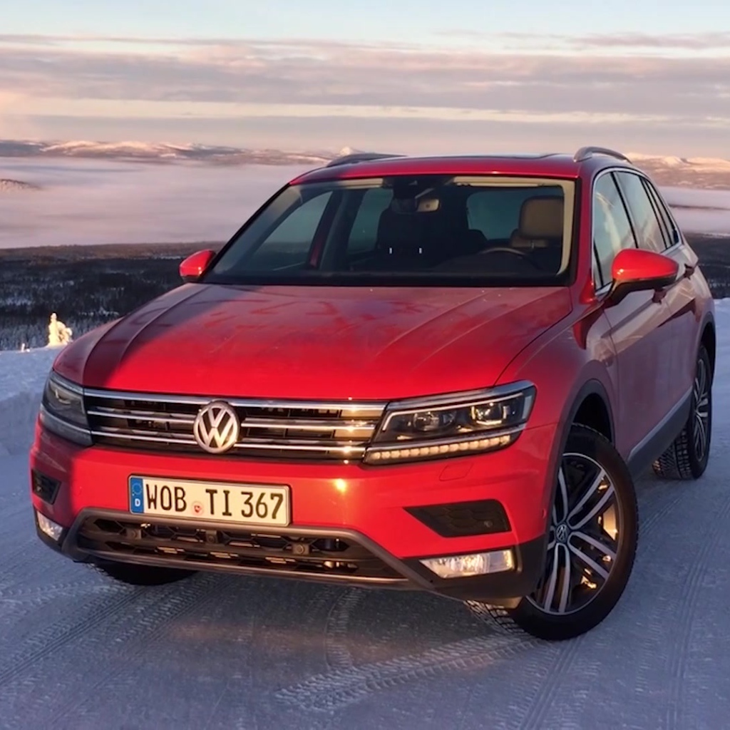 Красный Volkswagen Tiguan 2017 года на заснеженной трассе 