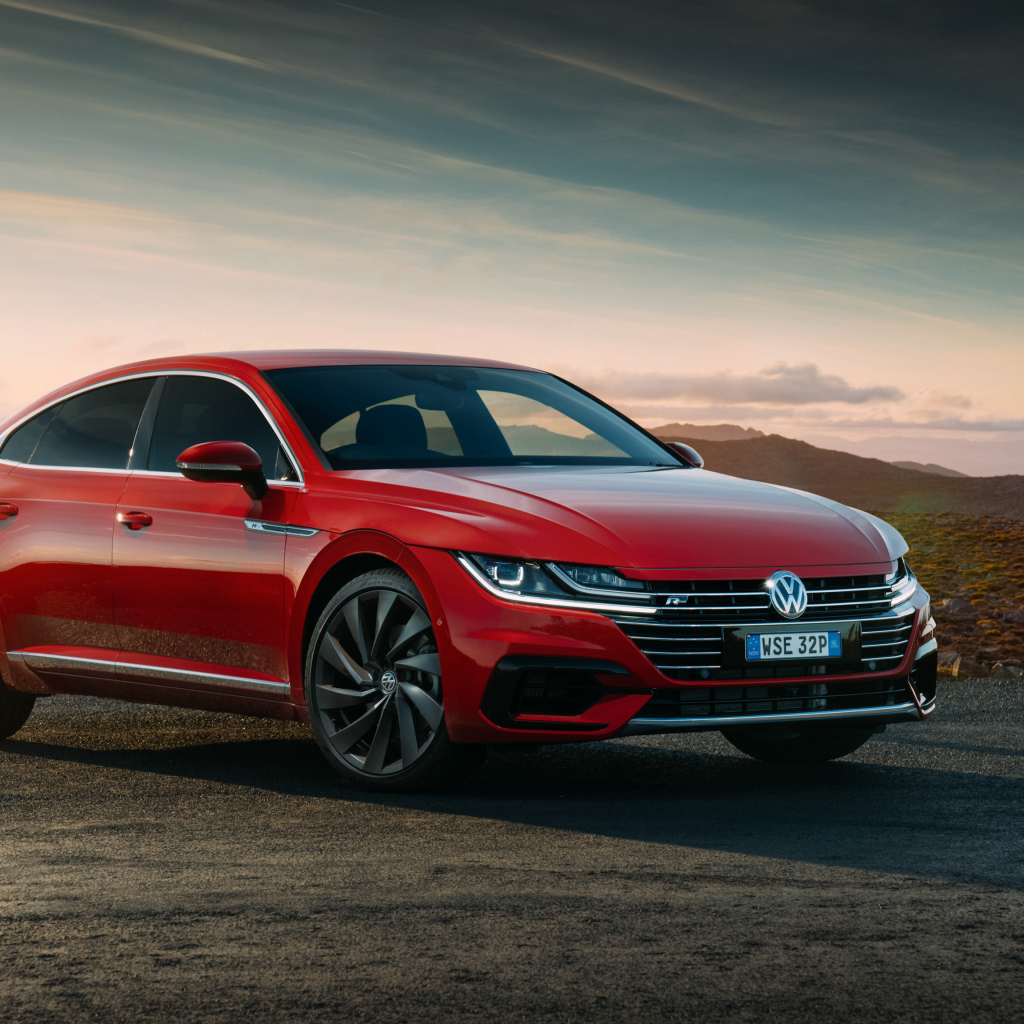 Красный стильный автомобиль Volkswagen Arteon 4MOTION R-Line, 2017