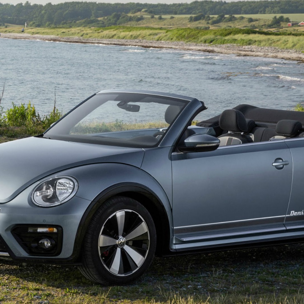 Серебристый Volkswagen Beetle Cabriolet  2017 года 