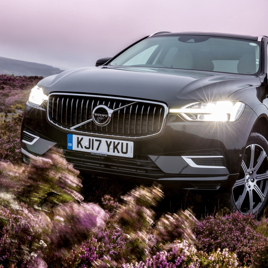 Черный автомобиль Volvo XC60 T8, 2018 с включенными фарами