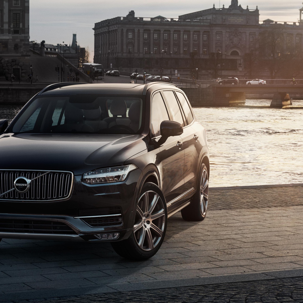 Черный кроссовер Volvo XC90 у реки