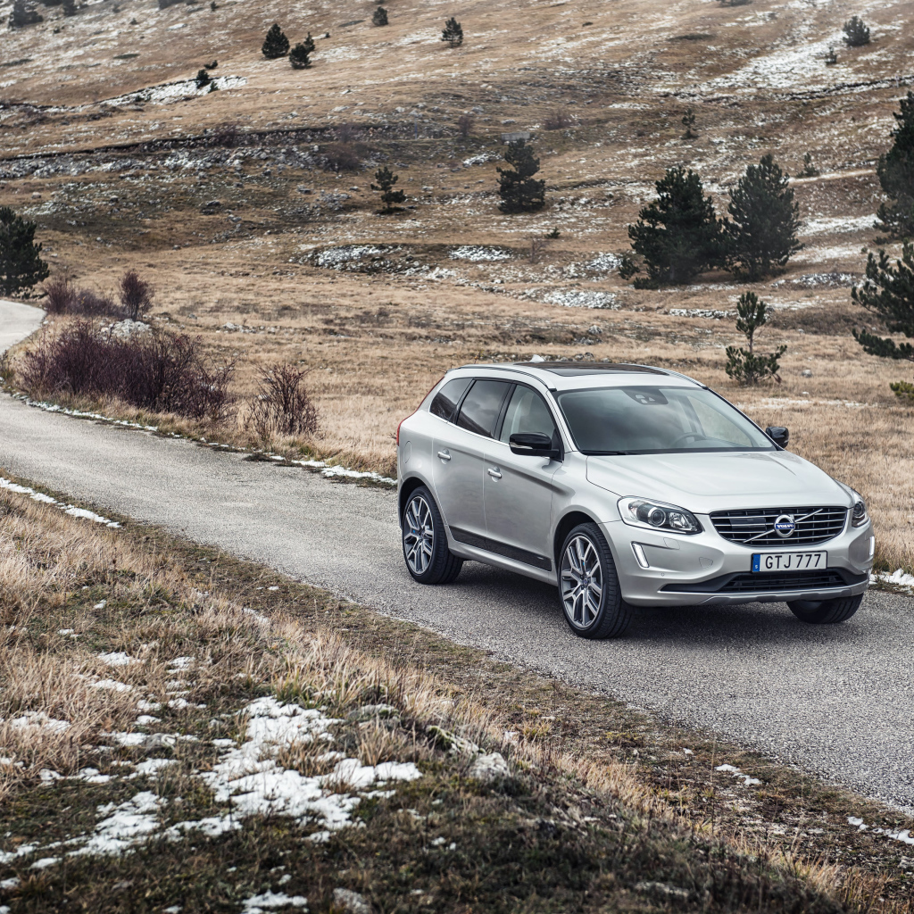Серебристый внедорожник Volvo XC60 на трассе