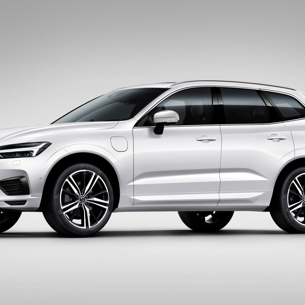 Серебристый  автомобиль Volvo XC60 T8 R Design, 2017 