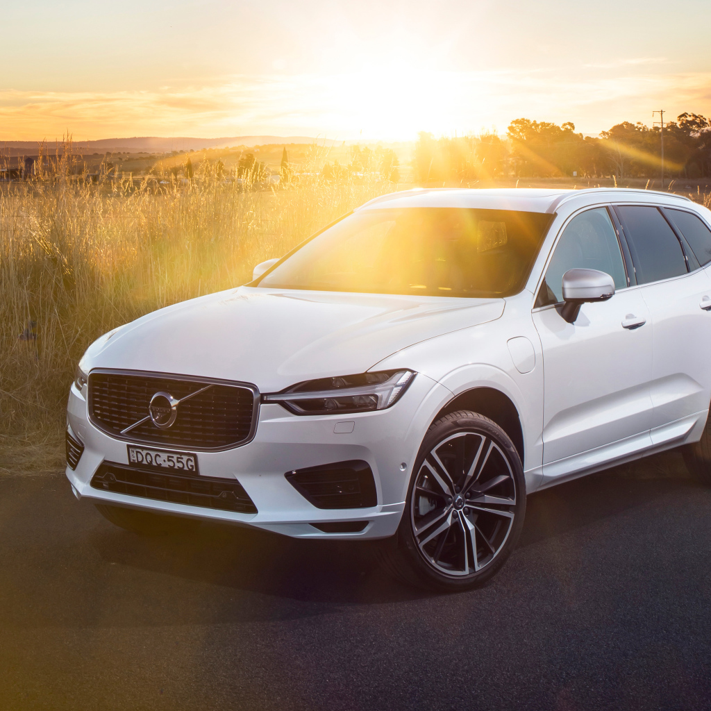 Белый автомобиль Volvo XC60 T8 Inscription, 2018 в лучах солнца