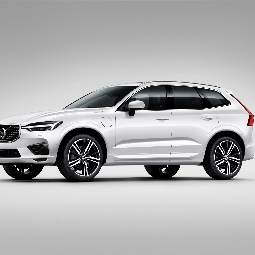 Белый автомобиль Volvo XC90 T8 R-Design, 2017 