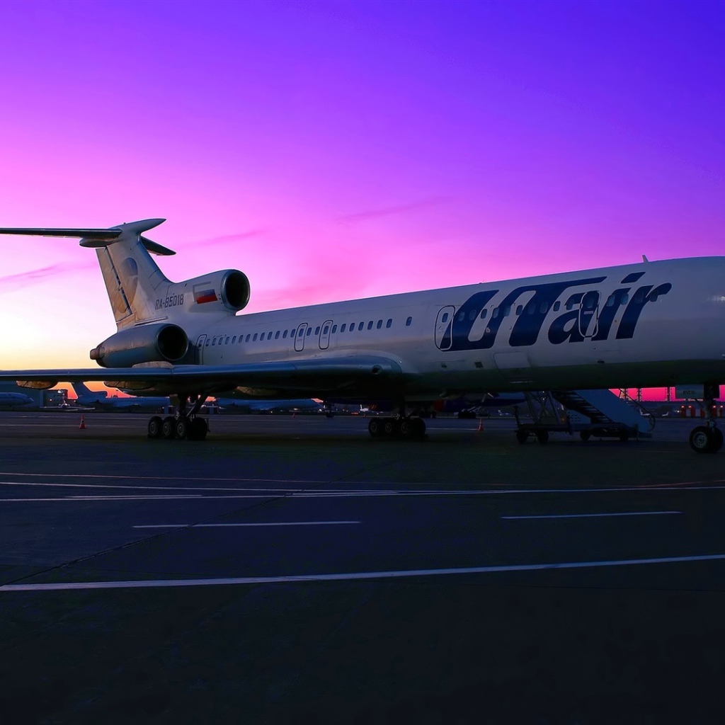 Пассажирский самолет Ту-154 российской авиакомпании UTair на фоне заката 
