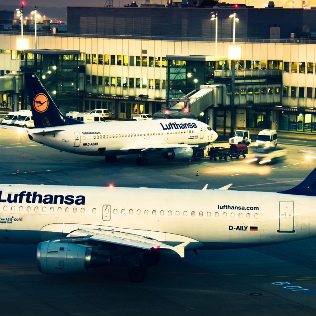 Airbus A-319  авиакомпании Lufthansa в вечернем аэропорту 