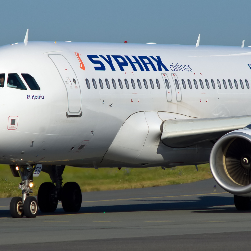 Самолет Airbus A319 авиакомпании Syphax Airlines на взлетной полосе 