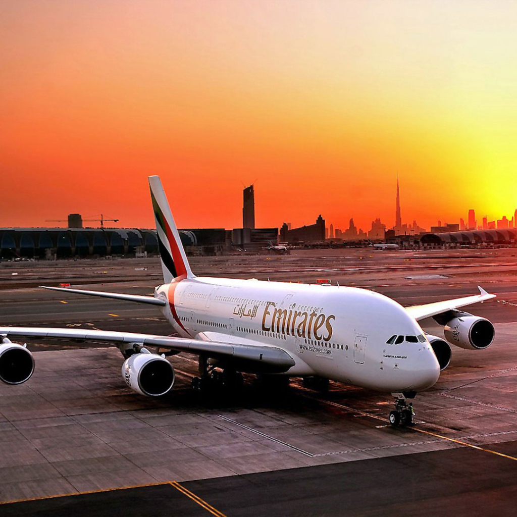 Airbus A380 авиакомпании Emirates на фоне заката