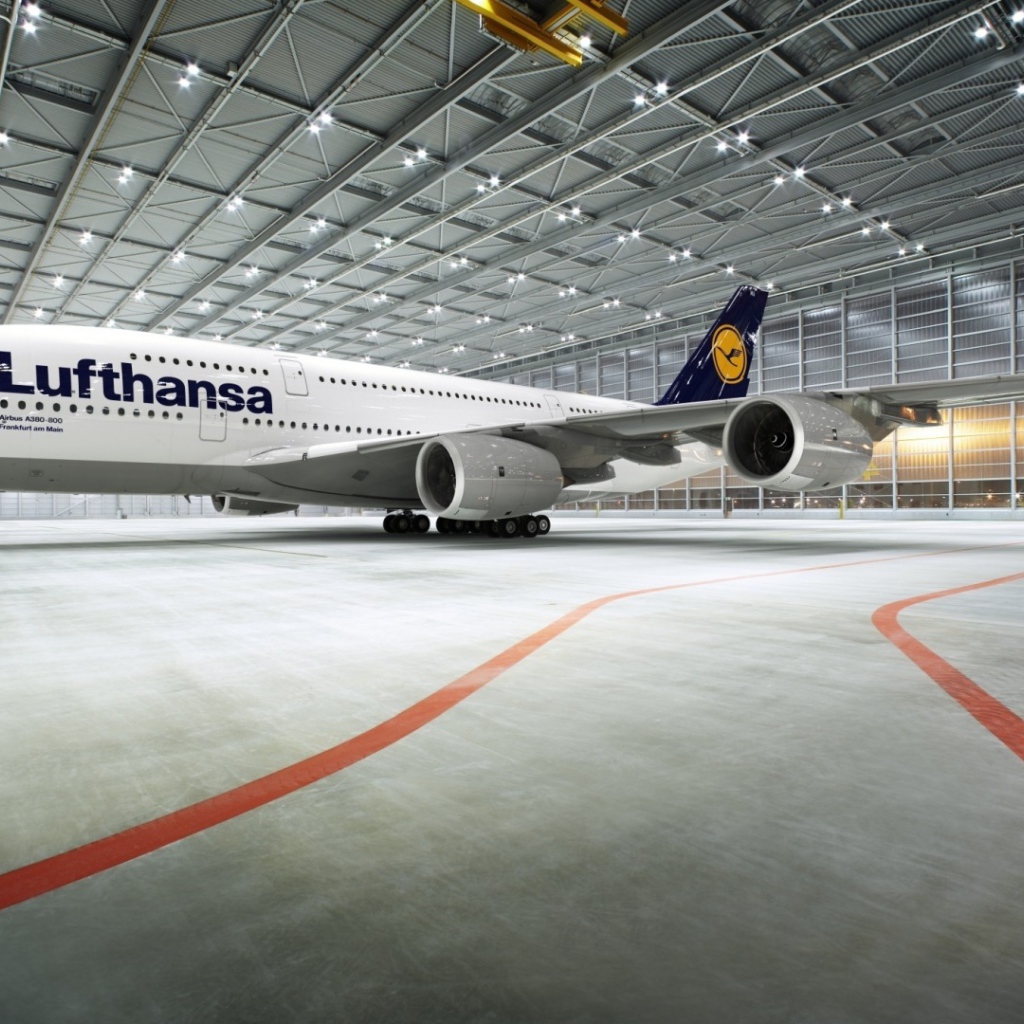 Airbus A380 авиакомпании Lufthansa в ангаре