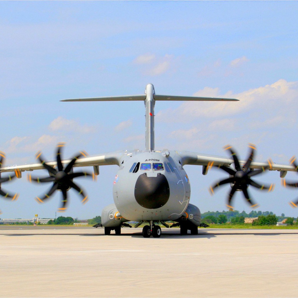 Военный самолет Airbus  A400M готовится к взлету 