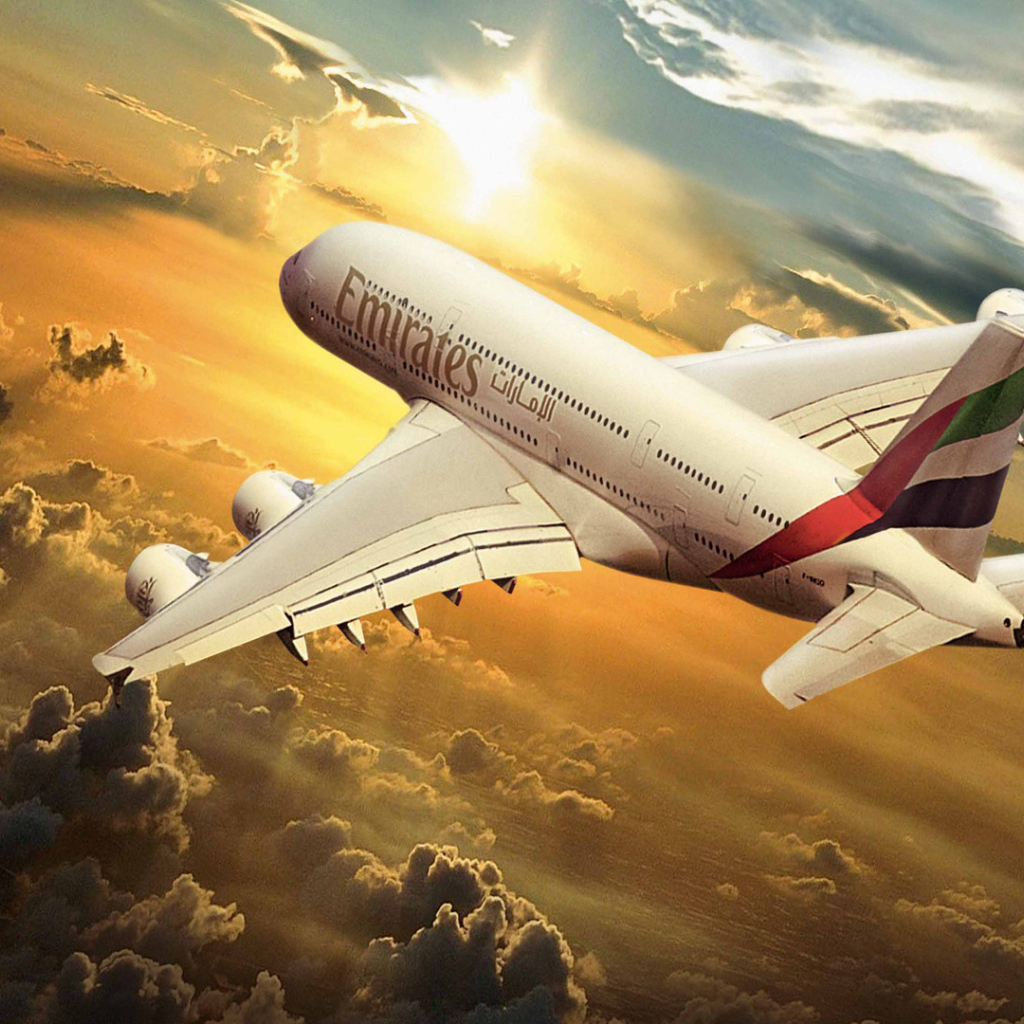 Airbus авиакомпании Emirates в лучах солнца