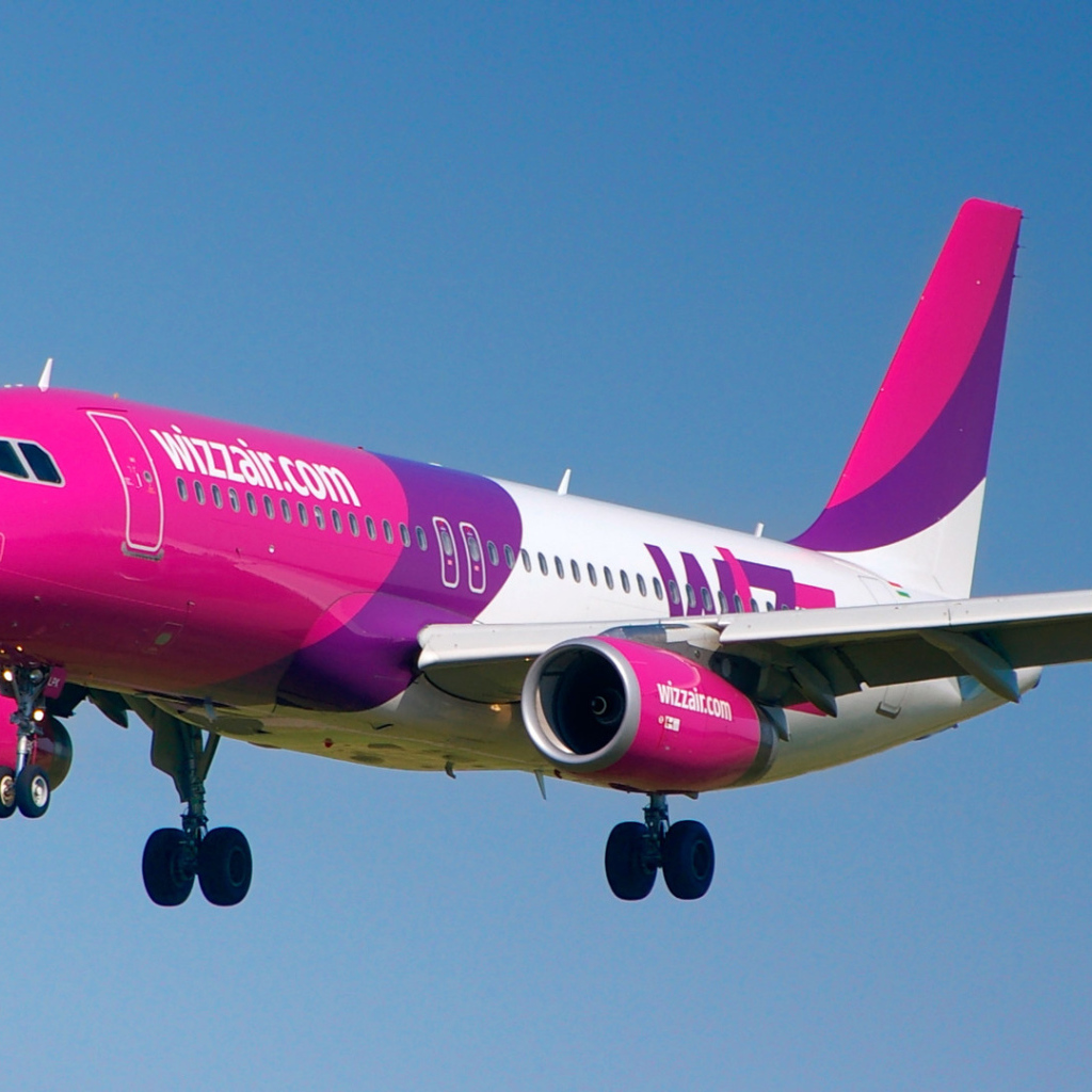 Самолет Airbus авиакомпании Wizz Air посадка  в лондонском аэропорту  