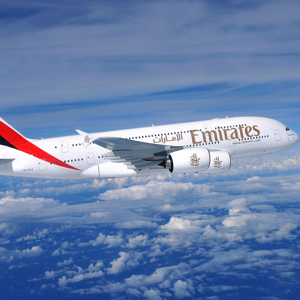 Авиалайнер Airbus A380 авиакомпании Emirates полет над облаками