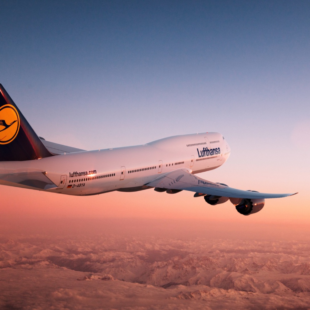 Boeing 747 авиакомпании Lufthansa в небе