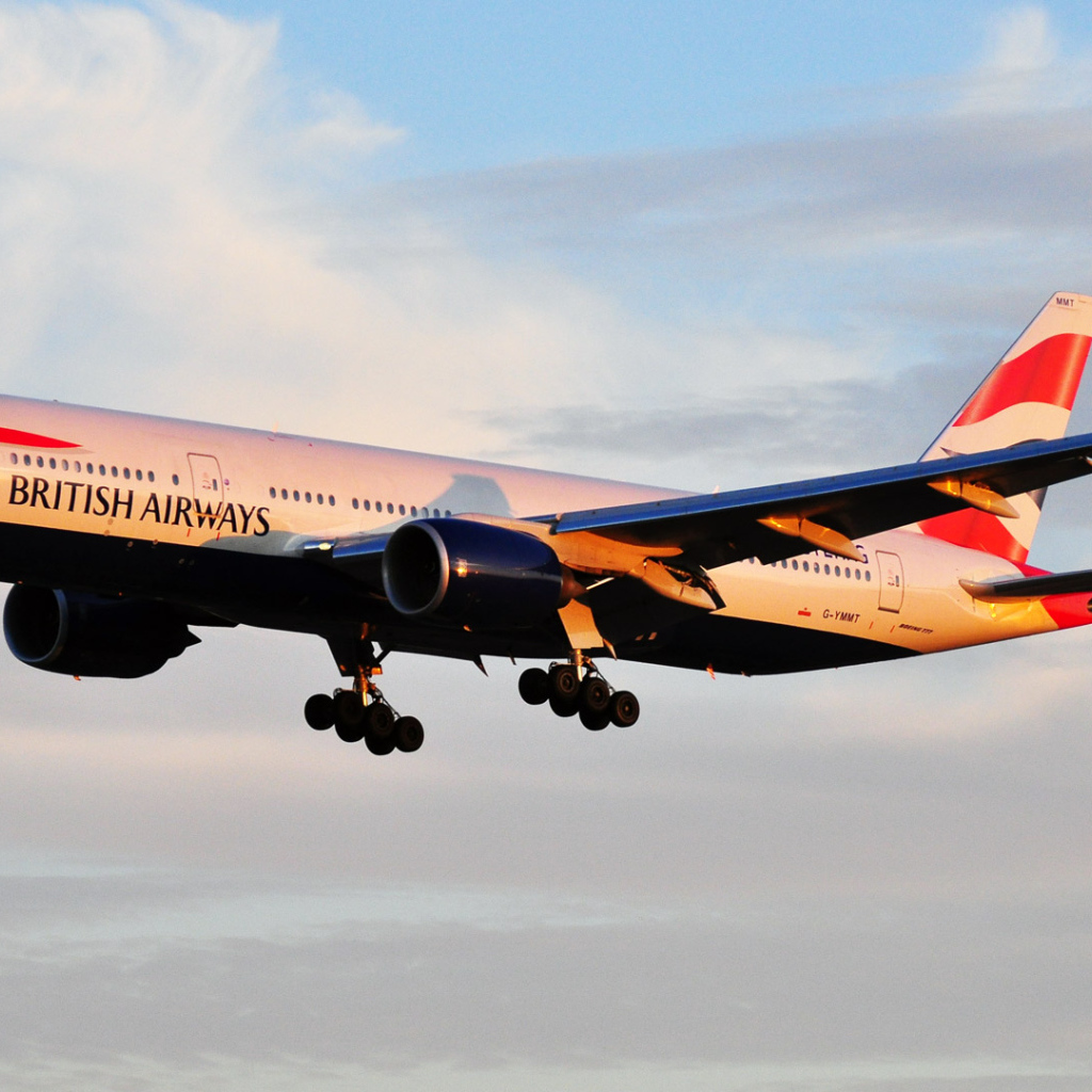Boeing 777 авиакомпании British Airways летит на рассвете 