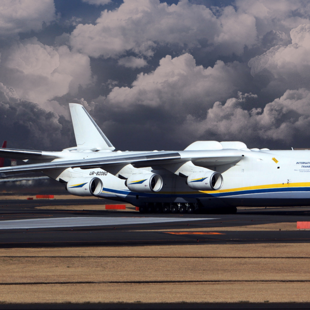 Грузовой самолет Ан 225 Мрия в аэропорту 