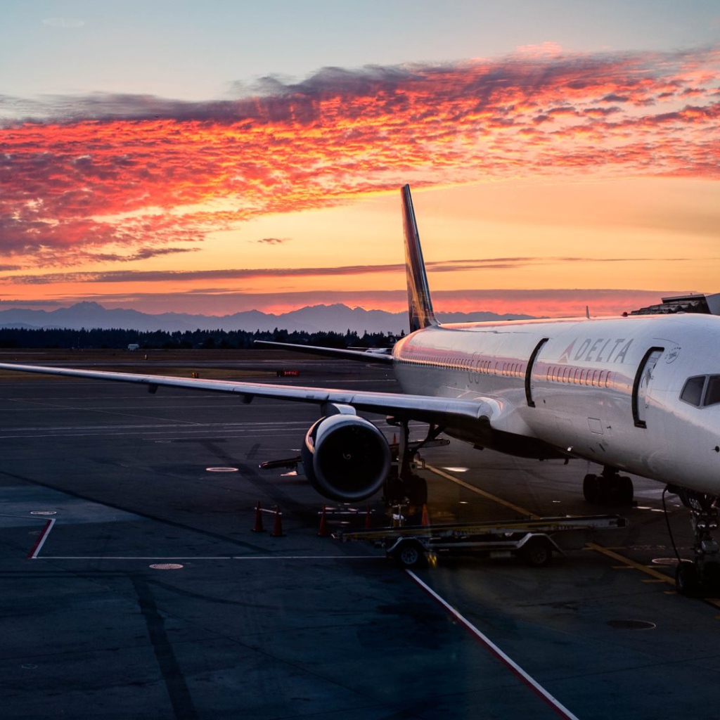 Самолет авиакомпании DELTA в международном аэропорту SeaTac 