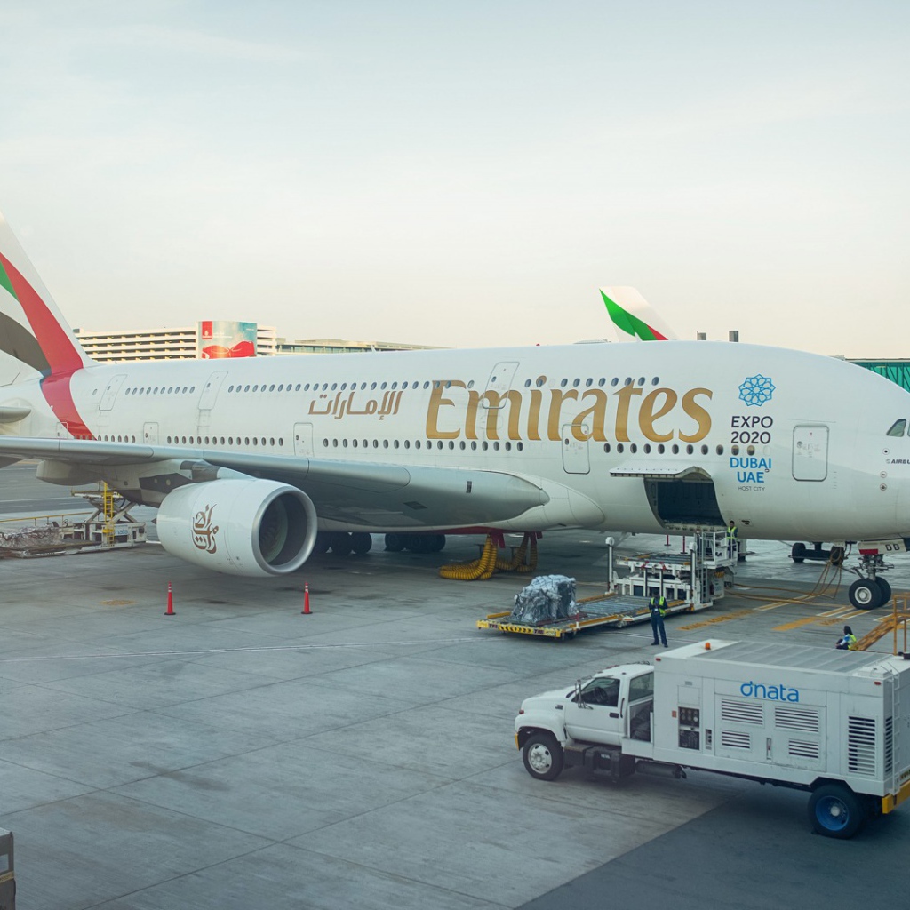 Двухпалубный Airbus A380 - 800 авиакомпании Emirates подготовка к взлету 