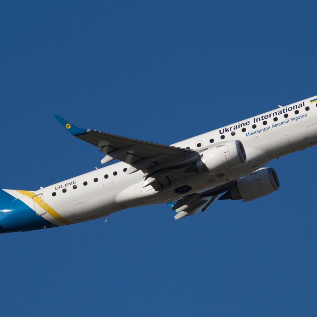 Embraer украинских авиалиний на взлете 