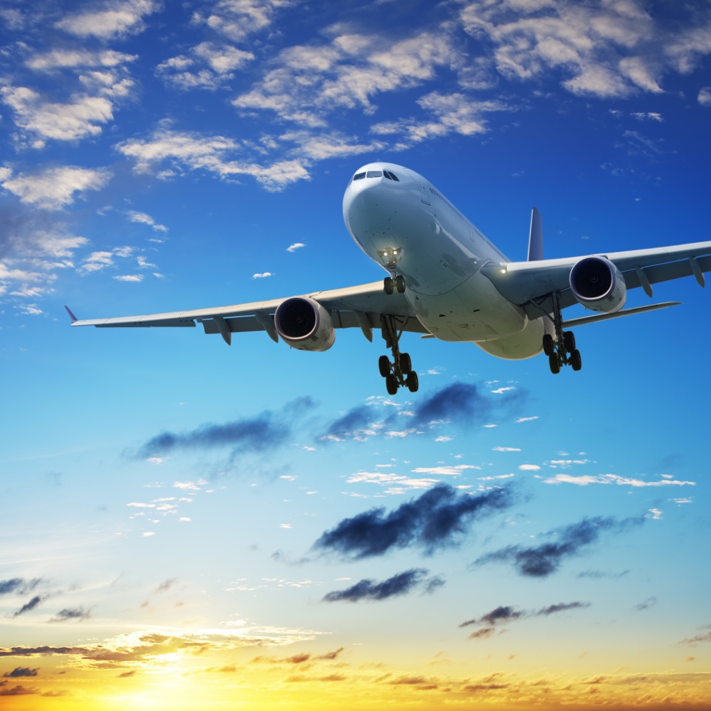 Посадка Boeing на фоне заката