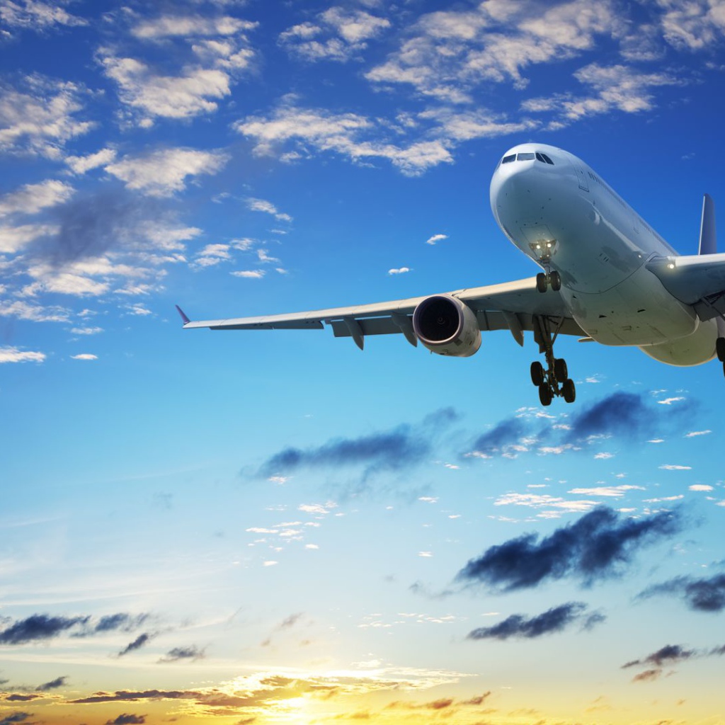 Большой белый самолет на фоне красивого неба 