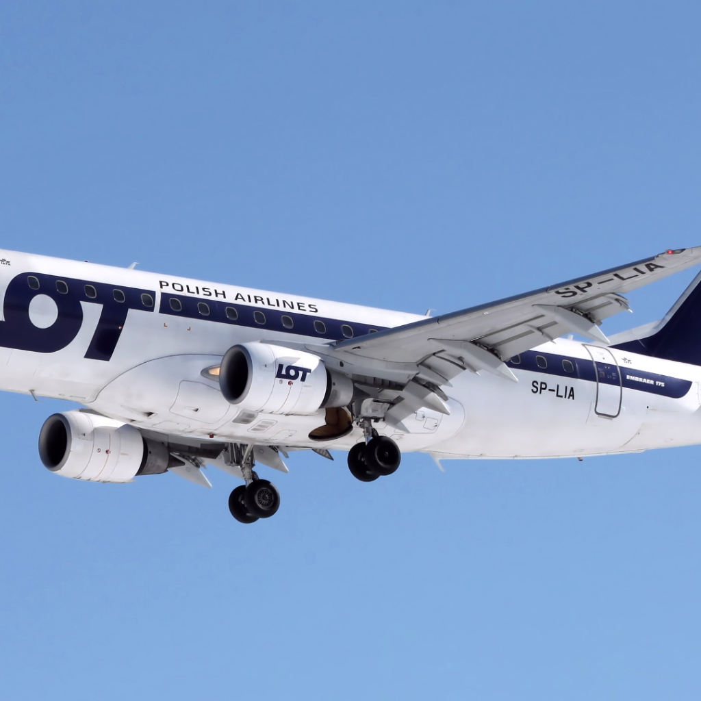 Пассажирский самолет Embraer 175  LOT польских авиалиний 