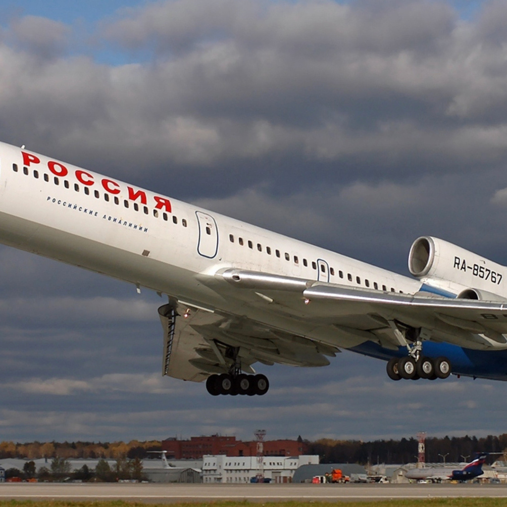Взлет самолета ТУ-154 российских авиалиний 