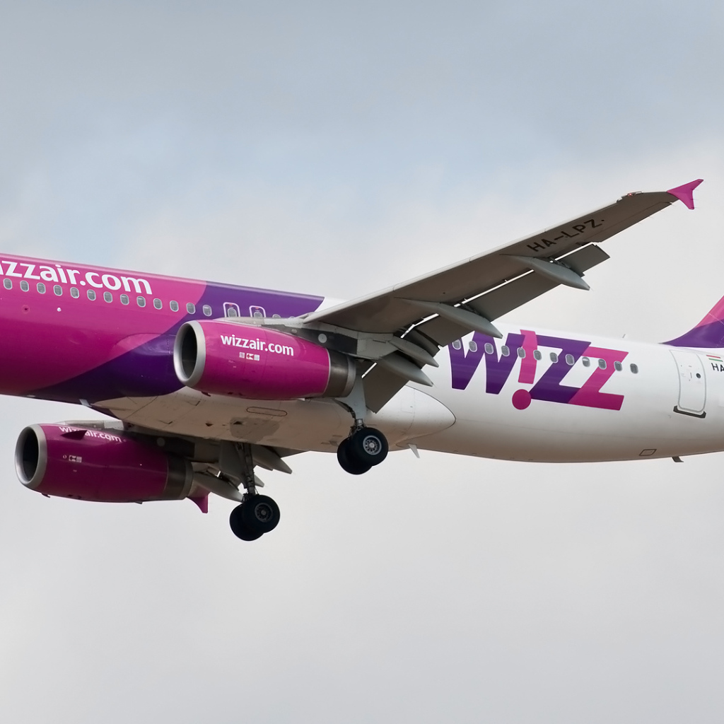 Взлет самолета Airbus авиакомпании Wizz Air  